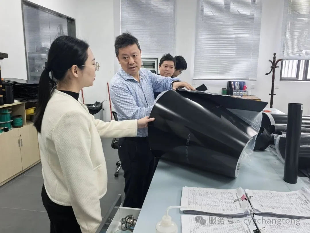 长园长通专注于腐蚀防护领域,产品广泛应用于清洁能源与新能源行业,主要为油气管道、海上风电、光伏、海洋工程及下游化工厂、电厂设备设施提供防腐防护产品与服务;同时也是新能源电池、电容器及电控元器件、设备的封装、密封、散热产品供应商。在新材料领域,公司深耕聚氨酯新材料,产品涵盖滚轮、脚轮、新能源汽车减震器等关键部件。