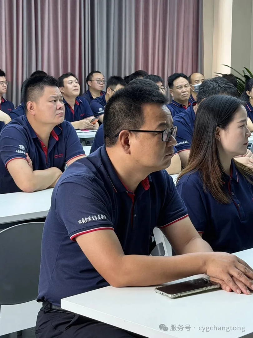 课堂上,庞主任细致拆解标准化急救全流程,从现场环境评估、患者意识判断、呼救求援,到胸外按压、开放气道、人工呼吸,再到AED设备开机、贴片、分析心律、电击除颤等关键步骤,逐一讲解操作标准、核心参数与易错细节,同时纠正大众日常急救中的常见误区。